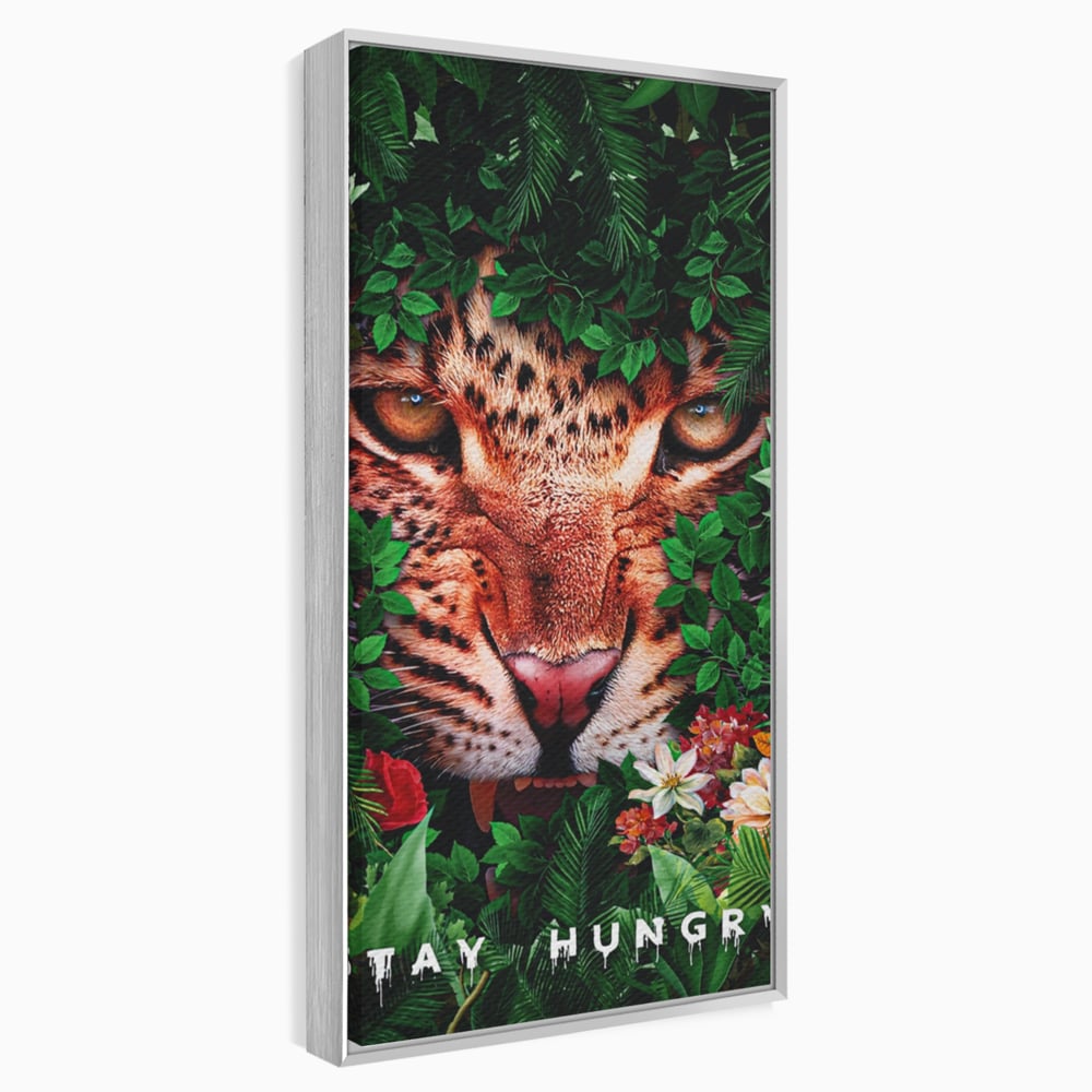 Tablou canvas cu ilustratie digitala portret tigru in jungla, in rama de aluminiu argintiu